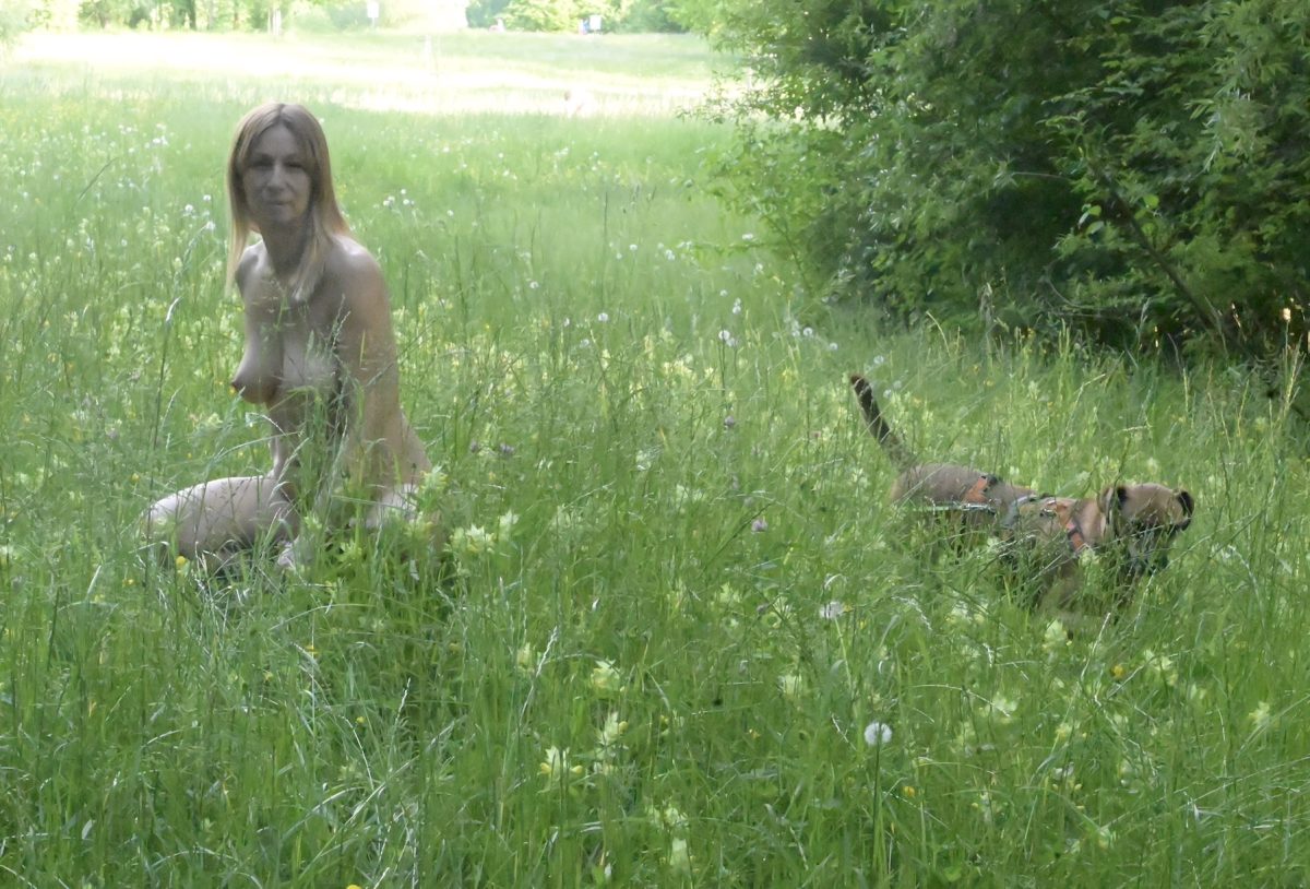 Découvrez mon côté le plus naturel comme escort et travailleuse du sexe, à travers une séance photo où je profite du naturisme, de la nature, de mon corps et de la liberté d’être moi-même.